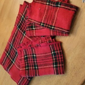 Red table runner and 4 napkins